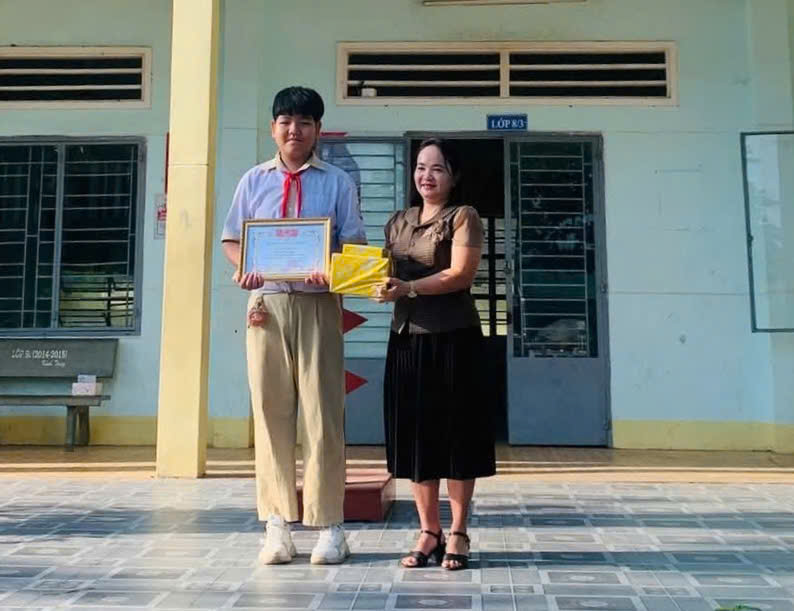 Tuyên dương  học sinh "nhặt được của rơi trả lại người đánh mất”